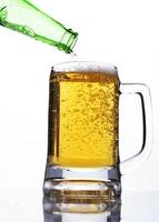 Internationale Biertage mit Bier ins Glas gießen foto