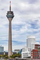 Düsseldorfer Rheinturm an einem schönen Sommertag foto