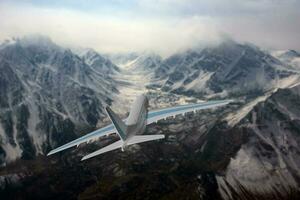 Luft Flugzeug im das Himmel Über montain foto