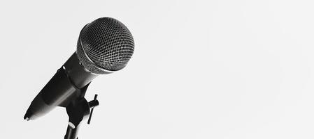 Mikrofon isoliert auf weißem Hintergrund foto