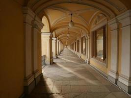 Galeriegalerie der klassischen Architektur, die in die Ferne führt foto