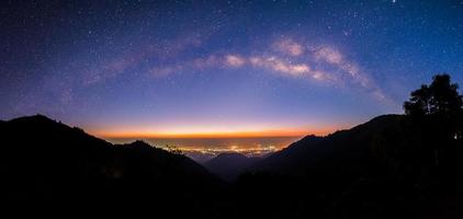 Panorama-Milchstraße bei doi ang khang chiang mai foto