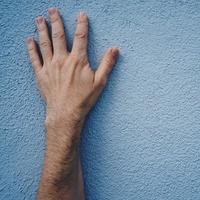 Hand gestikulierte an der Wand foto