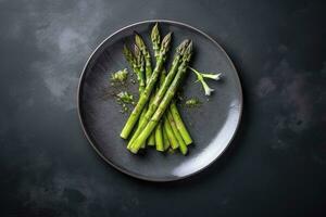 traditionell gegrillt Grün Spargel mit Kräuter wie ein oben Aussicht auf ein modern Design Teller mit Kopieren Raum, generieren ai foto