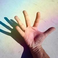 Hand gestikuliert im Schatten