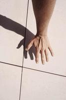 Hand gestikuliert im Schatten foto