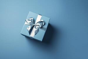 Geschenk Box mit Satin- Band und Bogen auf Blau Hintergrund. Urlaub Geschenk mit Kopieren Raum. Geburtstag oder Weihnachten gegenwärtig, eben legen, oben Sicht. Weihnachten Geschenkbox Konzept. ai generiert. foto