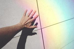 Hand gestikuliert im Schatten foto