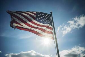 von hinten beleuchtet uns National Flagge fliegend und winken im das Wind Über grau stürmisch wolkig Himmel, Symbol von amerikanisch Patriotismus, niedrig Winkel, generieren ai foto