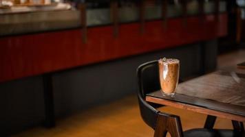 Eiskaffee auf dem Tisch im Café foto