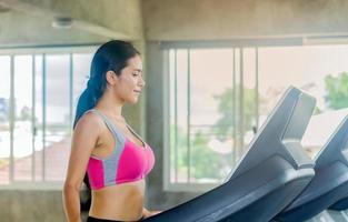 schöne asiatische Frau trainiert in einem Fitnessstudio foto