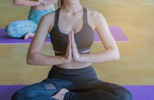 Yoga-Übung für Frauen im Fitnessstudio foto