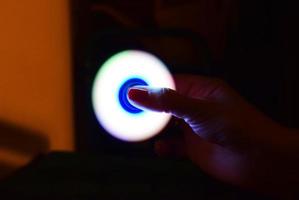 weißer LED-Handspinner foto