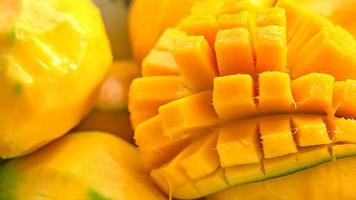 Nahaufnahme Mangofrucht und Mangowürfel Makrofotografie Textur Hintergrund