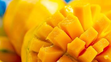 Nahaufnahme Mangofrucht und Mangowürfel Makrofotografie Textur Hintergrund