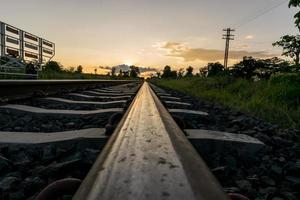 Nahaufnahme der Stahlstange der Eisenbahnschienen foto