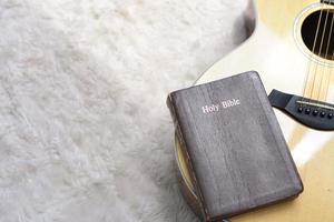 Heilige Bibel auf einer Gitarre mit einem pelzigen Hintergrund, christliche Anbetung foto