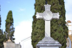 weißes Marmorkreuz auf einem Friedhof