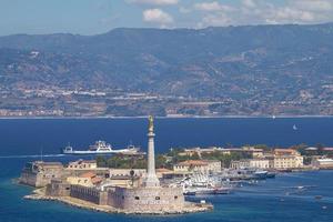 der Segen einer goldenen Madonnina im Hafen von Messina in Sizilien Italien