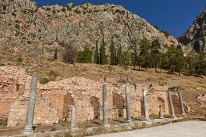 Der Tempel des Apollo in Delphi Griechenland an einem Sommertag