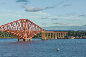 Die vierte Eisenbahnbrücke in Schottland verbindet South Queensferry Edinburgh mit North Queensferry Fife