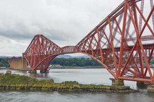 Die vierte Eisenbahnbrücke in Schottland verbindet South Queensferry Edinburgh mit North Queensferry Fife