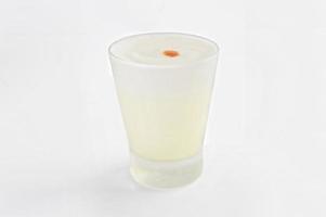 Pisco Sour ist ein typisches peruanisches Getränk auf Basis von Pisco und Zitrone foto