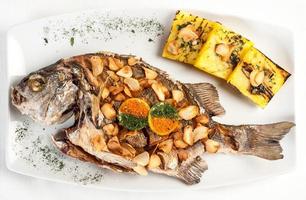 chita al ajo köstliches Gericht der peruanischen Küche basierend auf Fisch und Knoblauch foto