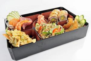 Set japanisches Essen Sushi und Tempura foto