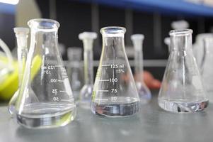 Laborglaswaren mit chemischer Flüssigkeit foto