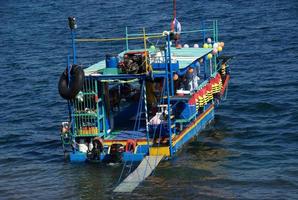 Psychedelisches Boot in einem Vulkansee in Managua, Nicaragua foto