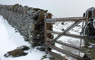 gefrorener Weg durch die Tore in Snowdonia foto