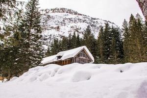 Hütte im Schnee in den Dolomiten foto