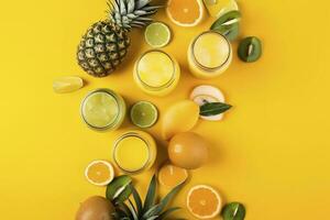 hinzufügen ein Pop von Farbe zu Ihre Sommer- Marketing mit diese beschwingt oben Aussicht eben legen Foto von Zitrusfrüchte Saft Cocktails im Glas Gläser, Ananas, orange, Kiwi einstellen gegen ein modisch Gelb Hintergrund, generieren ai