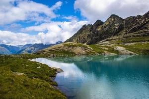 kleiner Alpensee in den österreichischen Tiroler Alpen foto