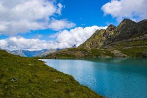 kleiner Alpensee in den österreichischen Tiroler Alpen foto