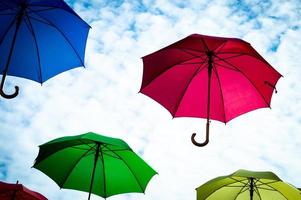 mehrfarbige Regenschirme mit blauem Himmel