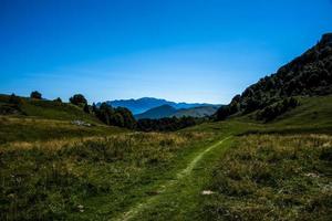 Weg zwischen den Weiden auf Monte Altissimo in der Nähe des Gardasees, Trento, Italien foto