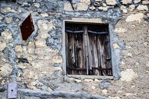 Vintage Fenster an der Steinmauer