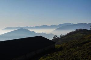 Silhouette entfernter Berge foto