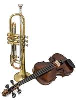 alte Trompete mit Kratzern und Beulen und Geige isoliert auf Weiß foto