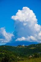 blauer Himmel und weiße Wolken in den Hügeln von Monteviale in Vicenza, Italien