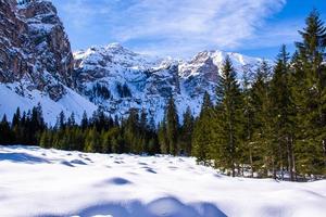 Gipfel der schneebedeckten Dolomiten