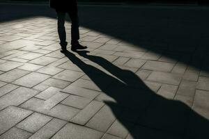 dunkel Schatten von ein einsam Person auf das Boden im das Straße. Fremder mit ein Zigarette. Angst, Depression, Einsamkeit, Angst Konzept, generieren ai foto