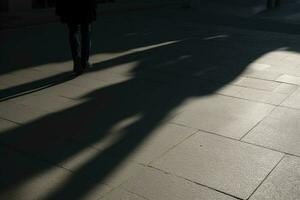 dunkel Schatten von ein einsam Person auf das Boden im das Straße. Fremder mit ein Zigarette. Angst, Depression, Einsamkeit, Angst Konzept, generieren ai foto