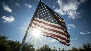 von hinten beleuchtet uns National Flagge fliegend und winken im das Wind Über grau stürmisch wolkig Himmel, Symbol von amerikanisch Patriotismus, niedrig Winkel, generieren ai foto