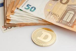 Dogecoin-Münze und Euro-Banknoten Blockchain-Geld gegen Fiat-Geld-Konzept