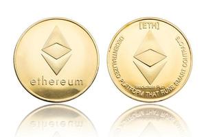 Ethereum-Münze isoliert auf weißem Hintergrund foto