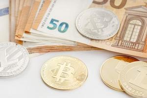 Gruppe von Kryptowährungsmünzen und Euro-Banknoten Blockchain-Geld gegen Fiat-Geld-Konzept foto