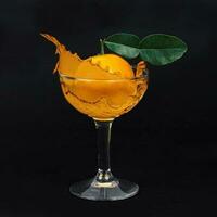 frisch Orange Obst Saft Spritzen auf Glas. foto